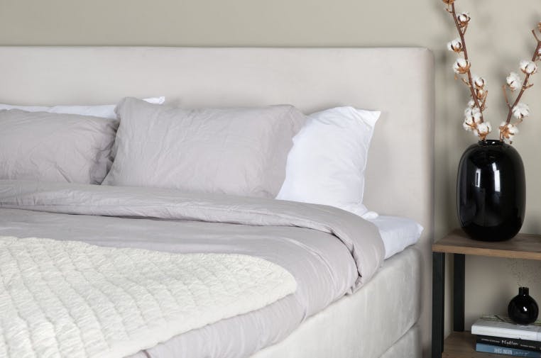 Enkel og elegant sengegavl Enkel sengegavl beige velour